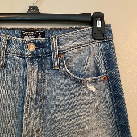 Abercrombie & Fitch Zoe Natural Rise Ankle Straight Jean - Distressed Light Wash - Picture 3 of 12